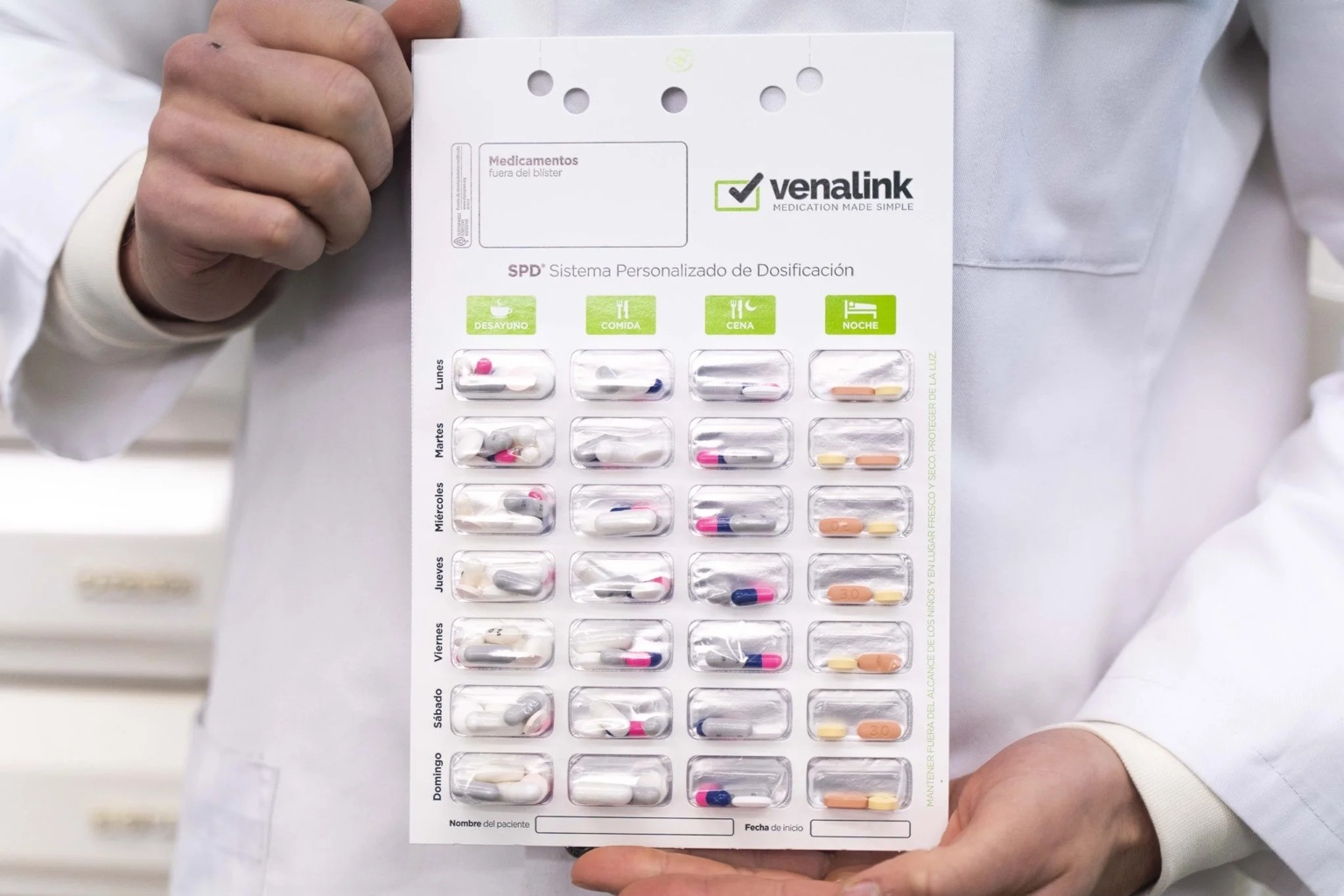 Farmacéutico sosteniendo un blíster SPD Venalink
